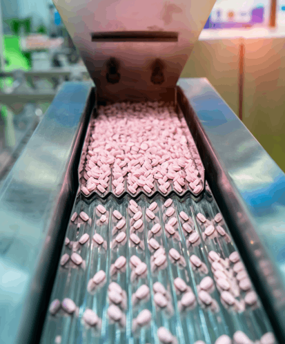 Offene Produktionslinie für Medikamente im Reinraum - sterile Verarbeitung und höchste Hygiene in der pharmazeutischen Herstellung