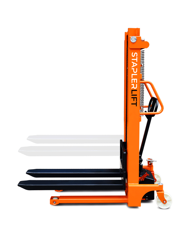 Hochhubwagen mit orangem Hubmast und zwei parallel angeordneten Gabelpaaren in Seitenansicht