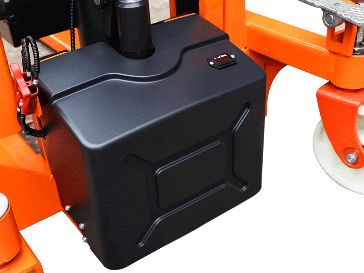 Batteriegehäuse in schwarzer rechteckiger Abdeckung an orangefarbenem Staplerrahmen in Seitenansicht