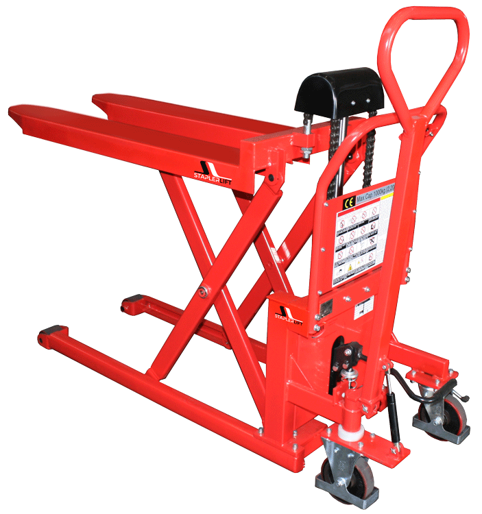 Plattformwagen in rot mit angehobenen Gabeln und sichtbarer Scherenmechanik in Seitenansicht