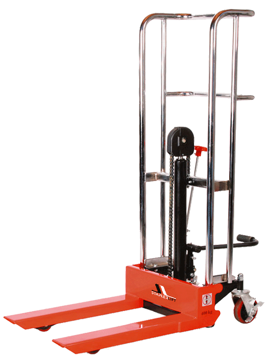 Manueller Hochhubwagen in rot mit Hubmast, Schutzrahmen und Gabelzinken in seitlicher Ansicht