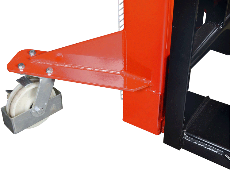 Rad mit Metallaufnahme eines Handstaplers in seitlicher Detailansicht