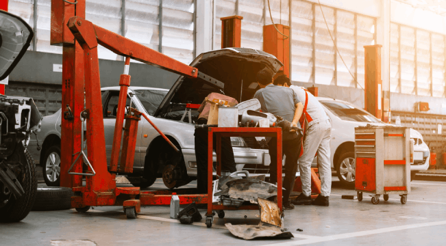 Nutzung eines Motorkrans in Autowerkstatt