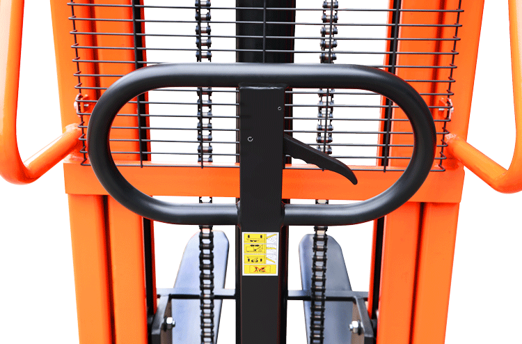 Hochhubwagen mit schwarzer Deichsel und orangefarbener Schutzgitterkonstruktion in Frontalansicht
