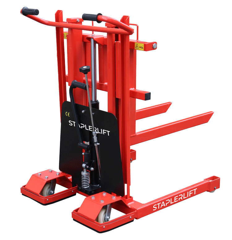Handstapler in rot mit Gabelzinken und Hubmast in schräger Seitenansicht