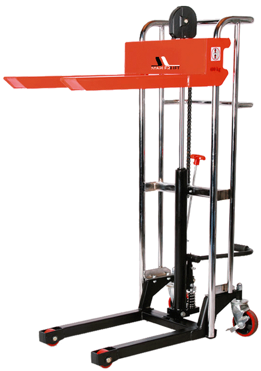 Manueller Hochhubwagen in rot mit Hubmast, angehobenen Gabelzinken und Schutzrahmen in seitlicher Ansicht