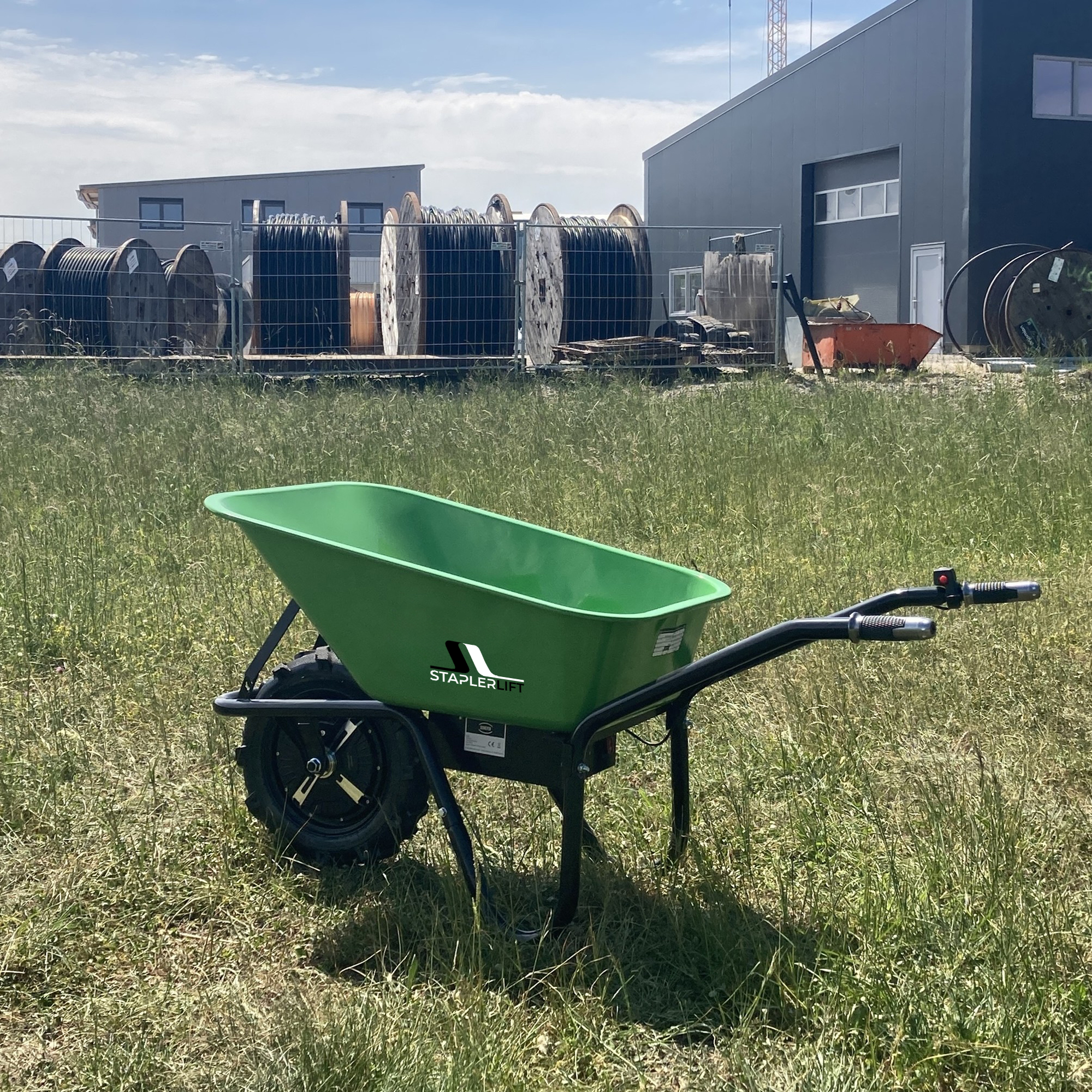 Elektrische Schubkarre auf einer Wiese – ideal für Garten- und Landschaftsbau